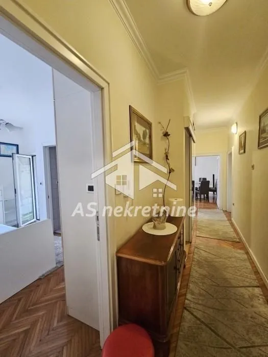 Izdavanje, četvorosoban stan, 86m², Savski Venac, Beograd