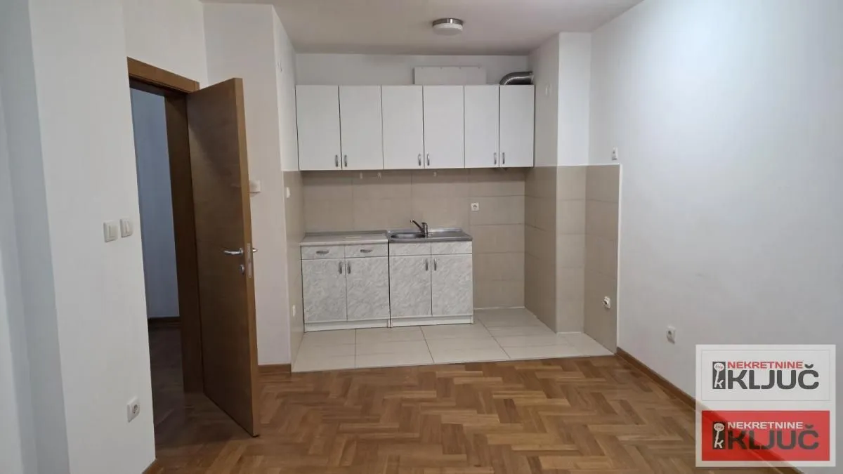 Izdavanje, dvosoban stan, 41m², Centar, Novi Sad