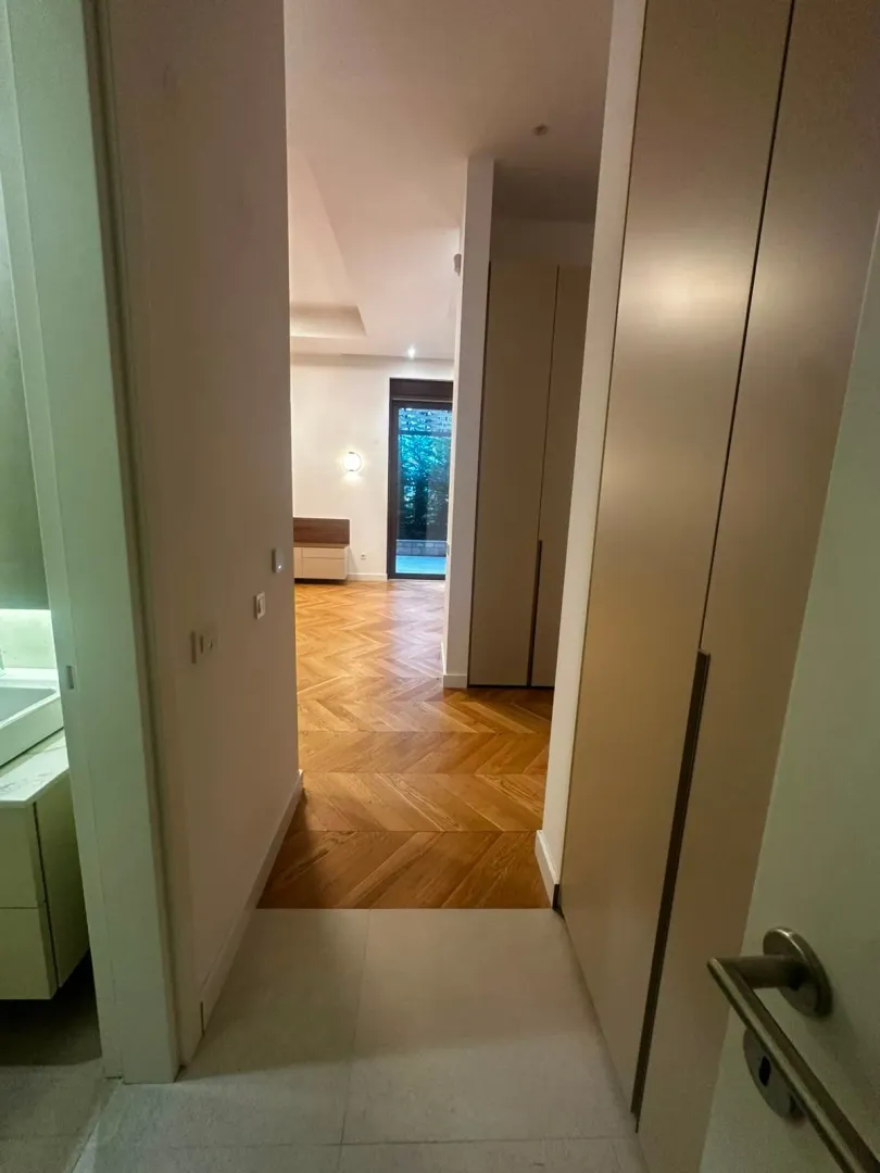 Izdavanje, trosoban stan, 200m², Gorica C, Podgorica