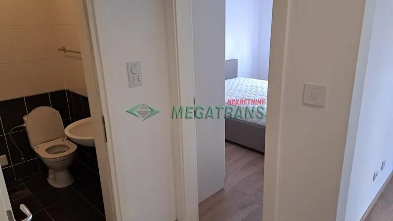 Izdavanje, dvosoban stan, 42m², Centar, Novi Sad