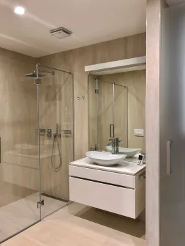 Moderno kupatilo sa staklenom tuš kabinom i bijelim lavaboom. - image 10