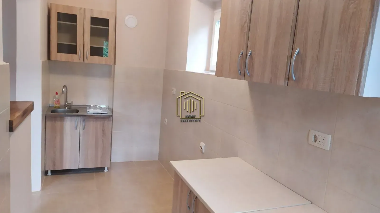 Izdavanje, dvosoban stan, 90m², Gorica C, Podgorica