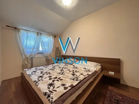 Nameštena spavaća soba sa bračnim krevetom i prozorom. - image 4