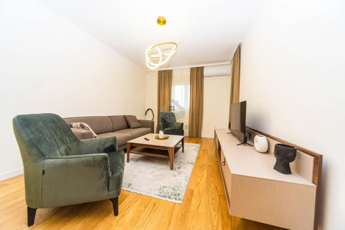 Izdavanje, jednosoban stan, 49m², Central Point, Podgorica