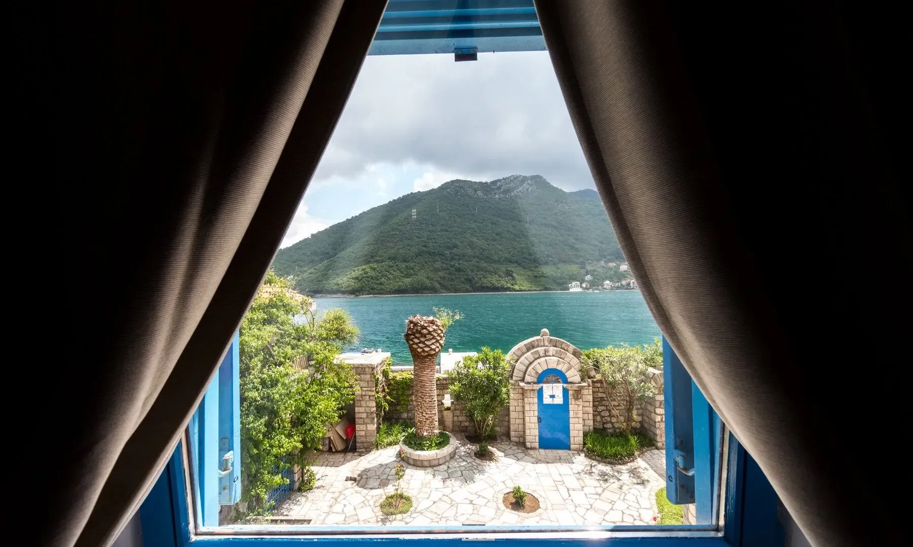 Izdavanje, kuća, 200m², Kotor, Crna Gora