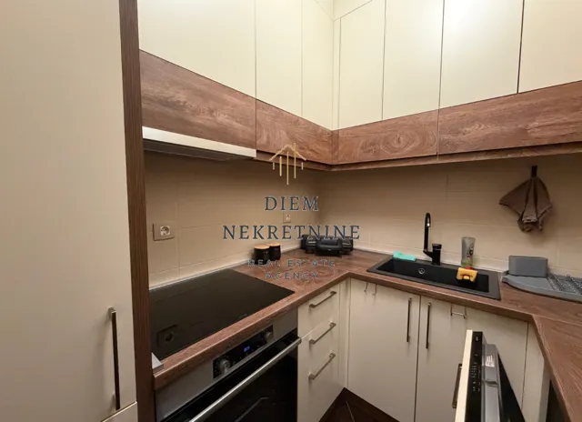 Izdavanje, trosoban stan, 140m², Podgorica, Crna Gora