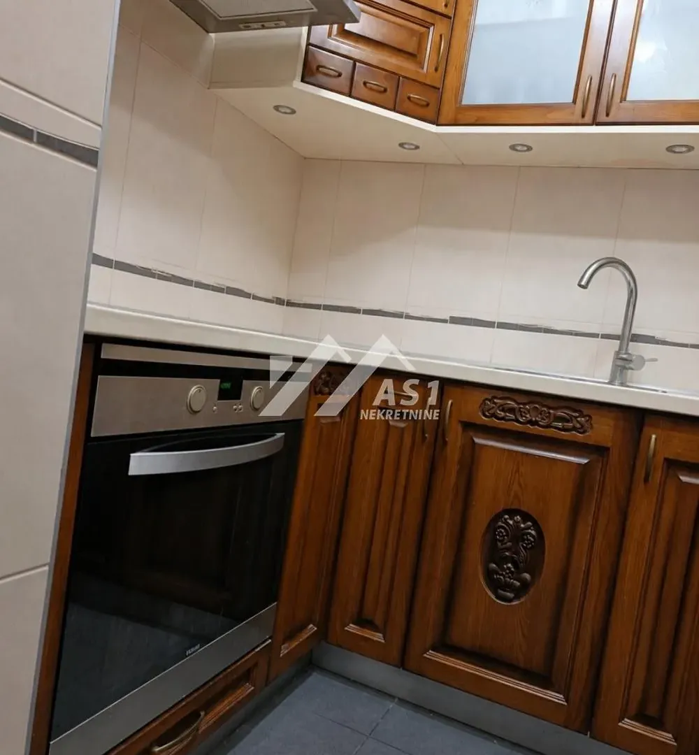 Izdavanje, trosoban stan, 73m², Centar, Novi Sad