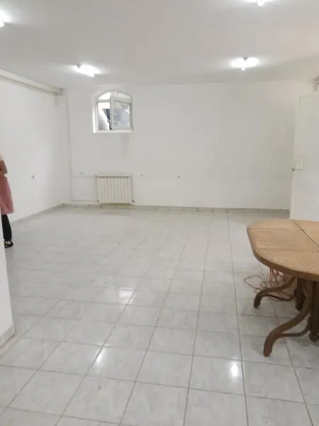 Izdavanje, poslovni prostor, 100m², Petlovo Brdo, Beograd