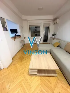 Dnevna soba sa garniturom, drvenim stočićem i parketom na podu. - image 3