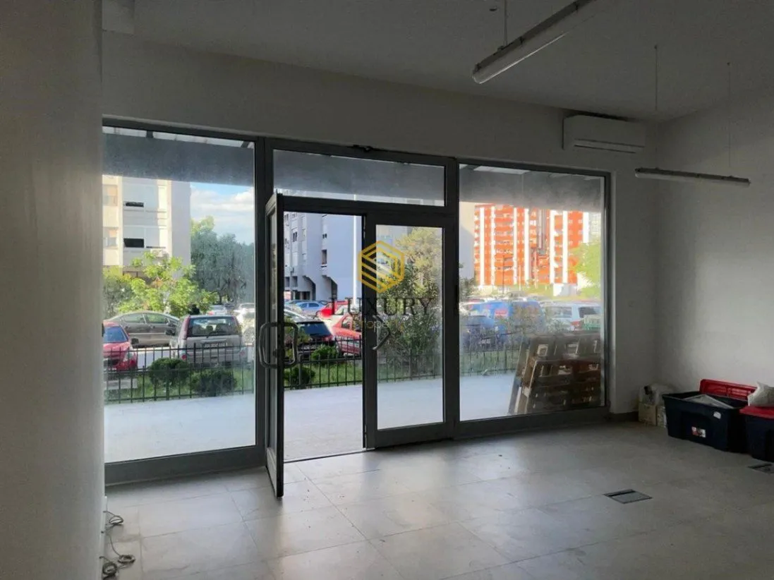 Rent, office space, 84m², Pobrežje, Podgorica