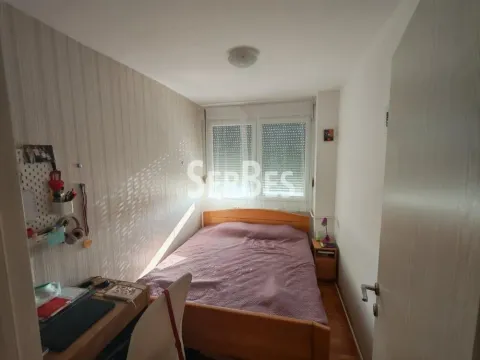 Manja spavaća soba sa bračnim krevetom i radnim stolom. - image 8