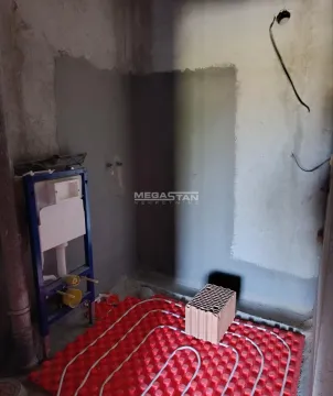 Kupatilo u izgradnji sa ugrađenim vodokotlićem i pripremom za podno grejanje. - image 6