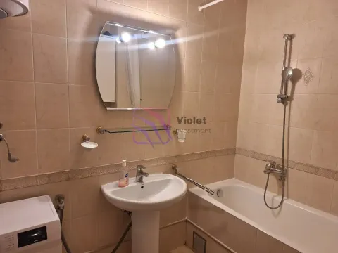 Kupatilo opremljeno umivaonikom, kadom, ogledalom i mašinom za veš. - image 5