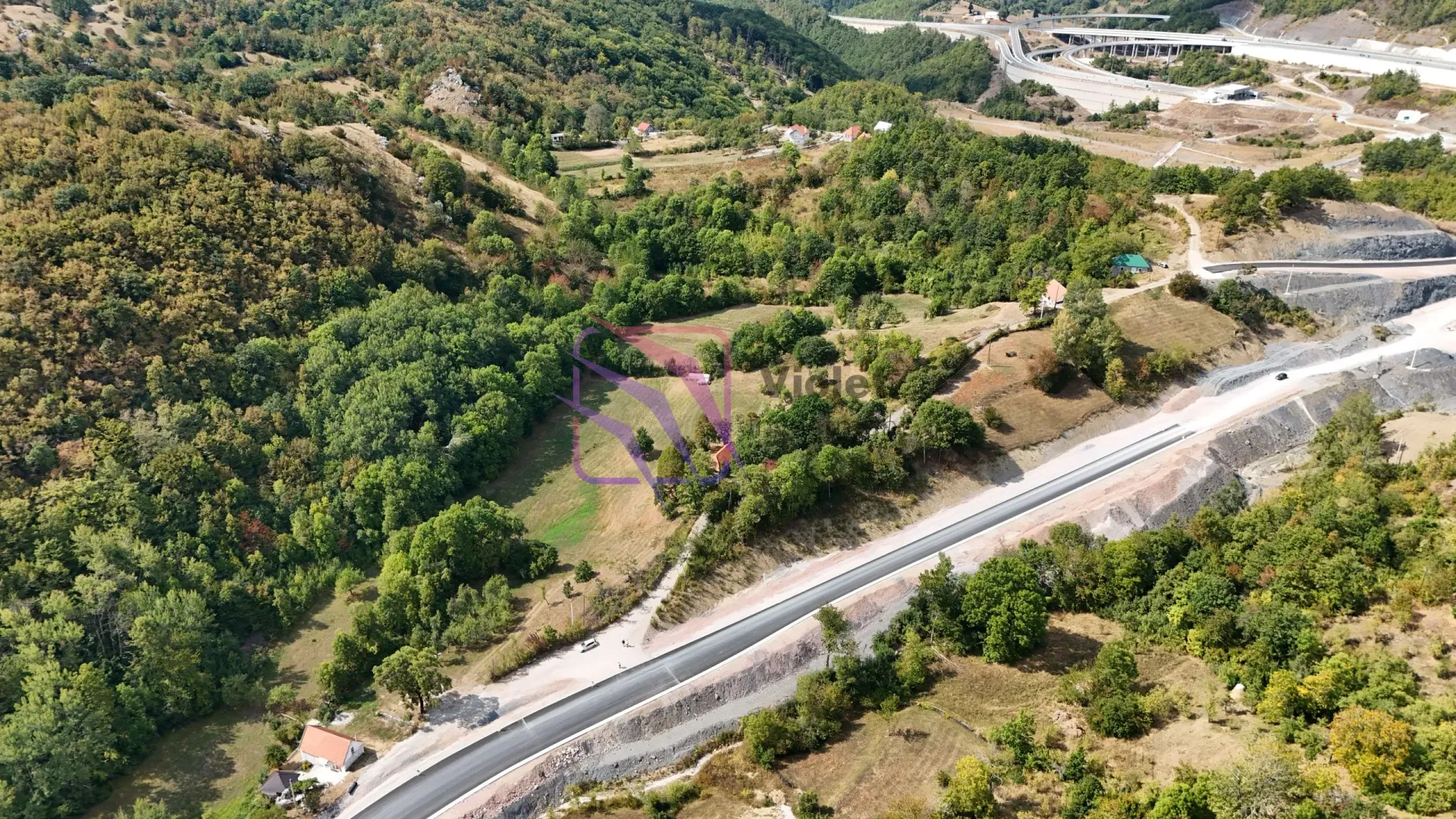 Pogled iz vazduha na zemljište sa ucrtanim granicama parcele u prirodi.