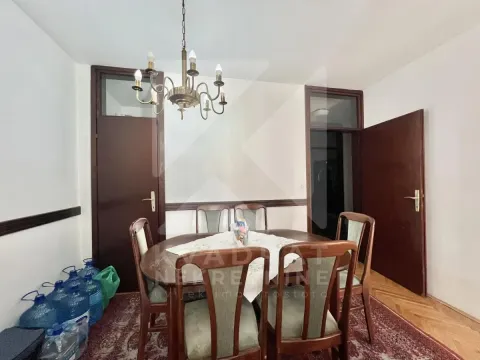 Trpezarija sa drvenim stolom, stolicama i lusterom. - image 12