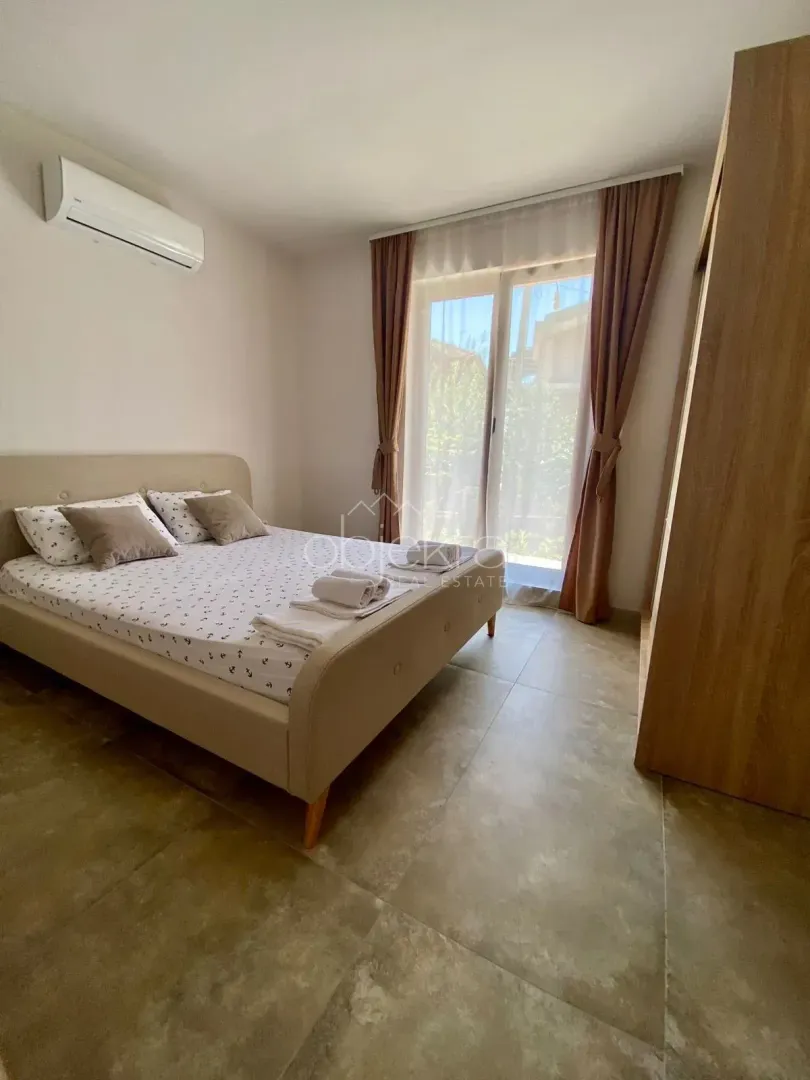 Furnished bedroom with a double bed, air conditioning, and access to the terrace.