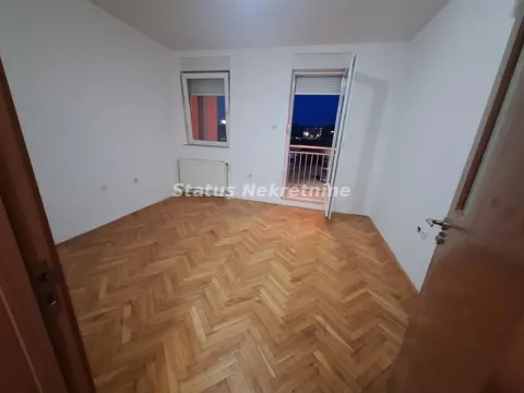 Prazna soba sa parketom i izlazom na terasu. - image 6