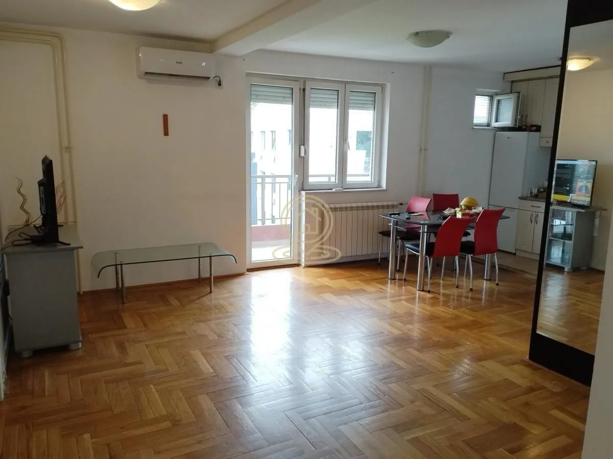Dnevni boravak sa trpezarijom i izlazom na terasu.