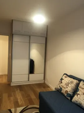 Soba sa ugradnim plakarom i plavim kaučem. - image 7