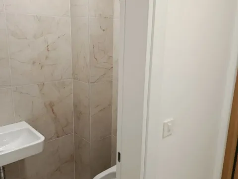 Izdavanje, dvosoban stan, 64m², Tološka šuma, Podgorica - image 5