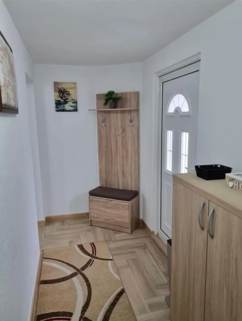 Izdavanje, jednosoban stan, 40m², Kalimanj, Tivat