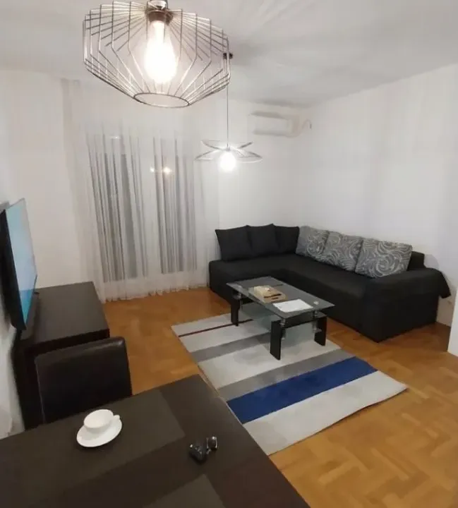 Izdavanje, jednosoban stan, 42m², Stari Aerodrom, Podgorica