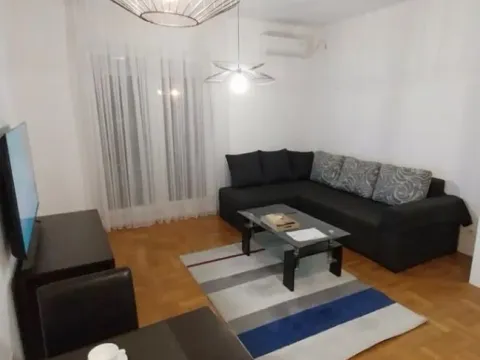 Izdavanje, jednosoban stan, 42m², Stari Aerodrom, Podgorica