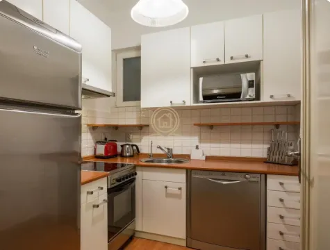 Manja kuhinja sa belim elementima, frižiderom i ugradnim kućnim aparatima. - image 8