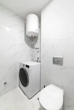 Moderno opremljeno kupatilo sa veš mašinom i ugradnim bojlerom. - image 9