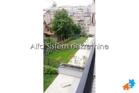 Pogled sa terase na uređeno dvorište i okolne zgrade. - image 10
