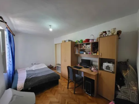Namještena spavaća soba sa krevetom, radnim stolom i ormarima. - image 10