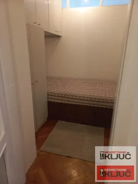 Manja spavaća soba sa krevetom i ugradnim ormanom. - image 5