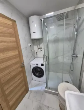 Moderne kupatilo sa tuš kabinom, bojlerom i veš mašinom. - image 11