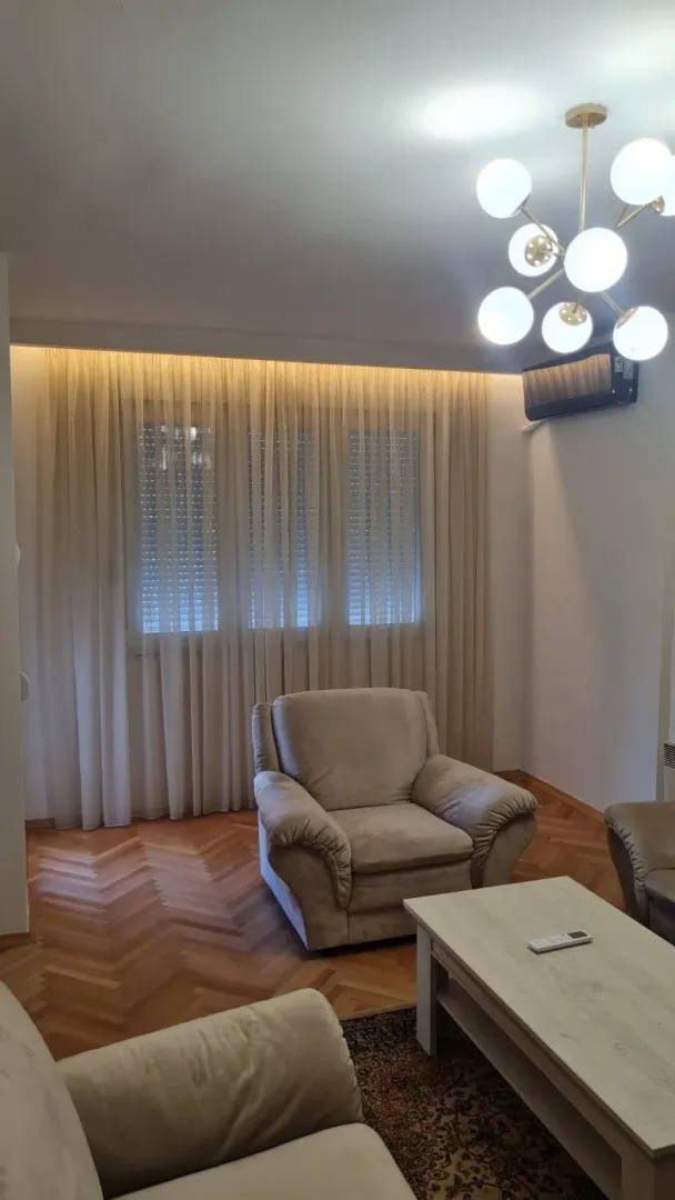 Svijetao dnevni boravak sa foteljom.
