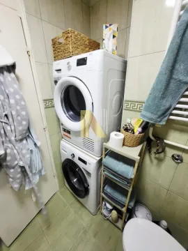 Kupatilo sa mašinom za pranje i sušenje veša. - image 19