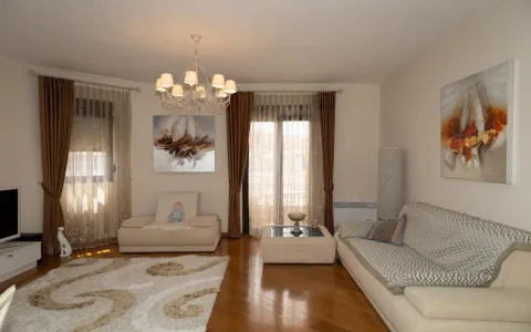 Dnevna soba sa garniturom, tepihom i velikim prozorima sa zavjesama. - image 10