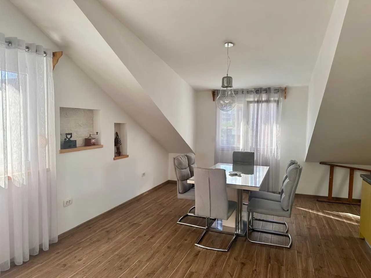 Izdavanje, dvosoban stan, 85m², Seljanovo, Tivat