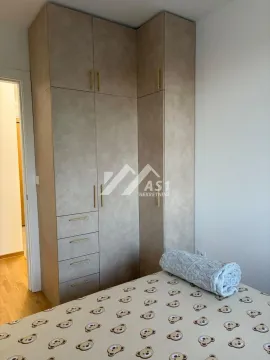 Spavaća soba sa velikim ugradnim garderoberom i krevetom. - image 6