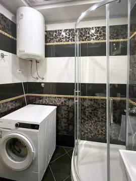 Kupatilo sa tuš kabinom, mašinom za veš i bojlerom. - image 5