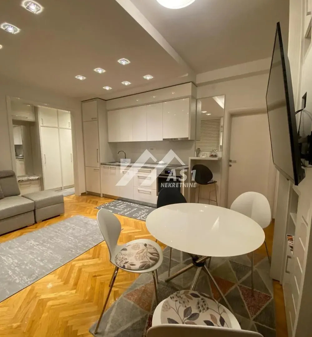 Izdavanje, dvosoban stan, 50m², Centar, Novi Sad