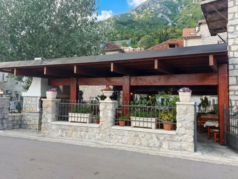 Izdavanje, poslovni prostor, 230m², Perast, Kotor - image 3