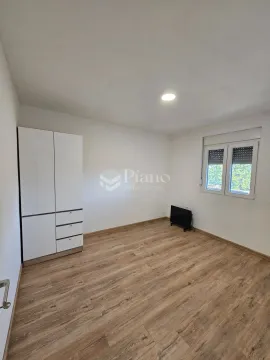 Empty room with a wardrobe, laminate flooring, and a window. - image 5