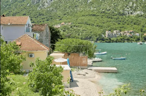 Pogled na kuće sa dvorištem i plažom pored mora. - image 26