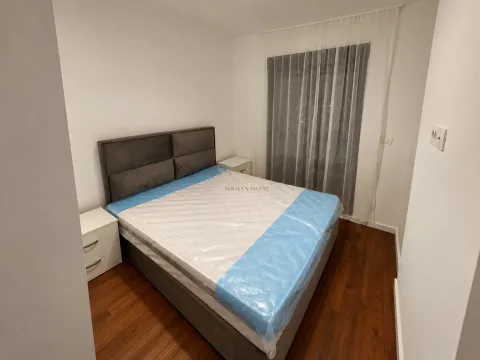Spavaća soba sa bračnim krevetom i noćnim stočićima. - image 6