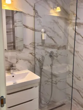 Moderne kupatilo sa tuš kabinom i umivaonikom. - image 18