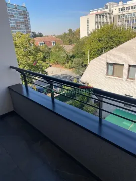 Pogled sa balkona na okolne zgrade i ulicu. - image 14