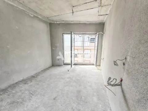 Pogled na nenamještenu prostoriju u sirovom stanju sa izlazom na terasu. - image 4
