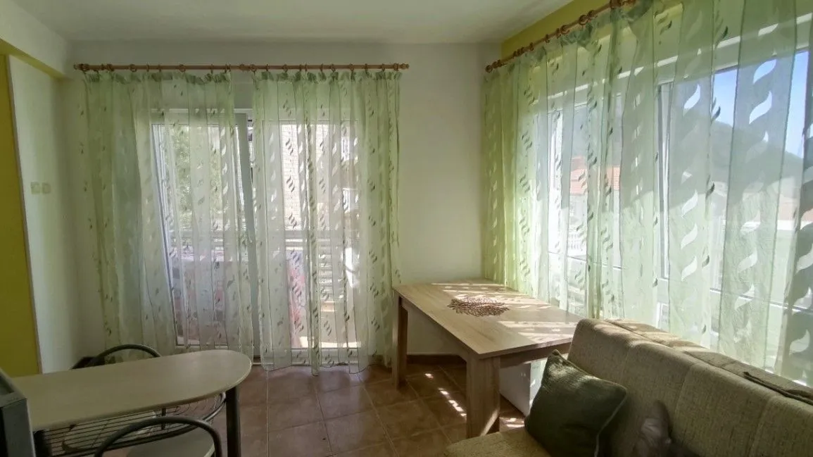 Izdavanje, jednosoban stan, 34m², Lazi, Budva