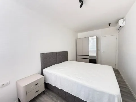 Svjetla spavaća soba sa bračnim krevetom, garderoberom i noćnim stočićem. - image 13