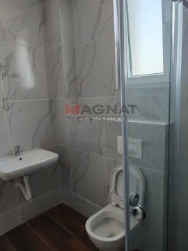 Kupatilo obloženo keramičkim pločicama sa umivaonikom, WC šoljom i tuš kabinom. - image 17